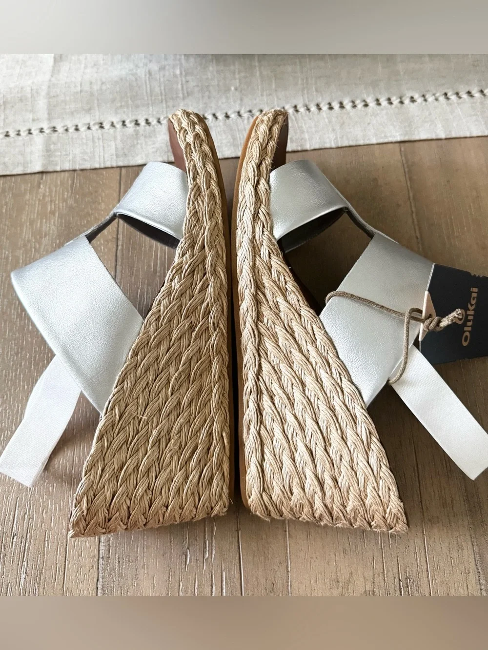 Tommy Bahama/OluKai Lile Wedge Sandals, Silver/White, NWT, Women’s Size 9